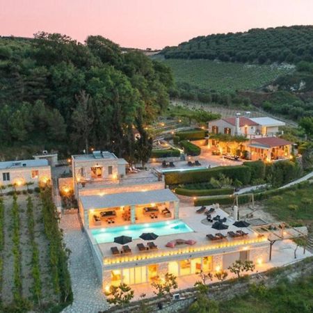 Villa Mantilari Wine Estate 7 Apartments 2 Private Pools 1 Heated Tennis Court Fitness Center Archanes Exteriér fotografie